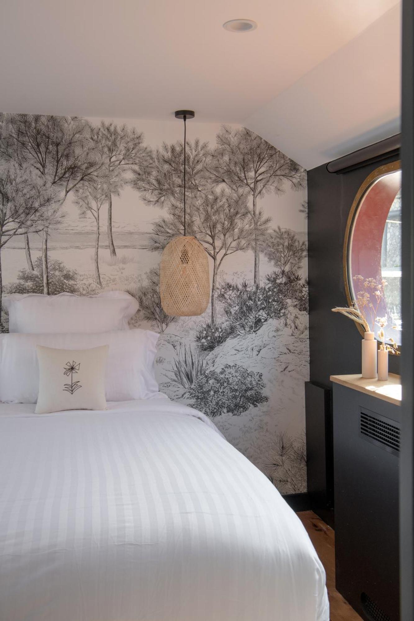 La Peniche - Bed And Bicycle - Tournon Hotel Bagian luar foto